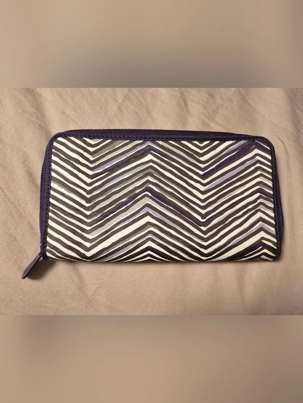 thirty-one compact clutch